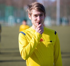 Nick Eilenberger, der Schiedsrichter des Zuger SV, leitet im Frühling Partien bei internationalen Junioren-Turnieren in Deutschland. Der 21-Jährige pfeift dann erstmals außerhalb Mittelsachsens. 