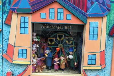Ein Detail aus der Wichtelstadt auf dem Annaberger Weihnachtsmarkt. Auch die Kät darf bei den Miniaturwerkstätten nicht fehlen. 