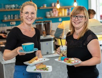 Juliane Müller (links) und Doreen Frank legen Glückscafé und Eisdealer zusammen.