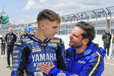 Der ehemalige Moto3-Weltmeister Sandro Cortese (rechts) schwört Marvin Siebdrath auf die Rennen auf dem Sachsenring ein und gibt dem jungen Wildenfelser letzte Tipps. 