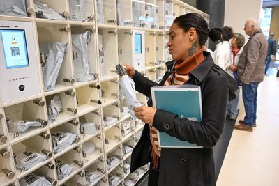 Diana Polo hat ein Päckchen gekauft und packt es direkt am Automaten aus.