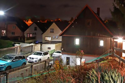 Das grüne Band zeigt den geplanten Verlauf des neuen Zugangs zum Vereinsdomizil an der steilen Straße.