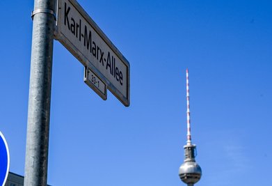 Die Karl-Marx-Allee wurde in der jungen DDR als Prachtallee gebaut. (Archivbild)