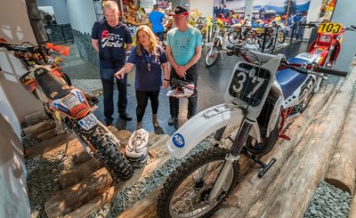Dajana Kunze (M.), Mitglied des Enduro-Fördervereins, im Gespräch mit den Museumsbesuchern Andreas Bank (l.) aus Apolda und Falk Hendel aus Klingenthal. 