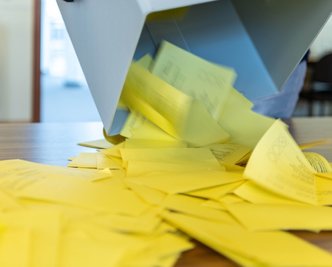 Stimmenauszählung in Rochlitz nach der Oberbürgermeister- und Landratswahl am 12. Juni. 