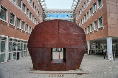Die Metallskulptur "Großes Helmmotiv" von Lothar Fischer in Annaberg-Buchholz.