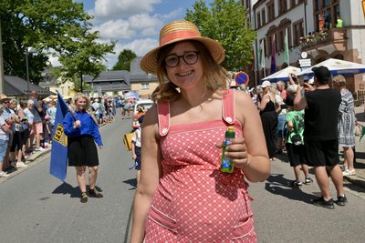 Die hochschwangere Johanna Stampfer wollte beim Festumzug nicht fehlen.