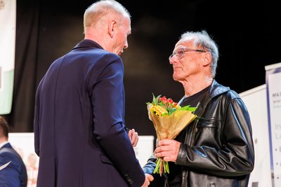 Ex-Torhüter Perry Bräutigam (links) überbringt Glückwünsche an Dietrich Setzpfandt vom LATV Plauen.