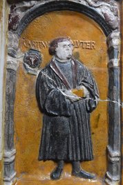Ein Offenbacher mit dem Bildnis von Martin Luther.