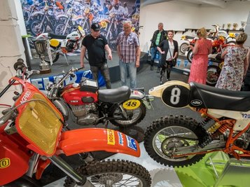 Besucher des Enduro-Museums schauen sich am Eröffnungstag Zweiräder aus den 1970er- und 1980er-Jahren an. 