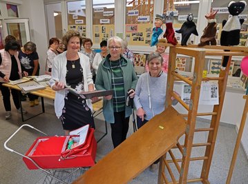 Die Erzieherinnen Konstanze Drechsel, Gertraude Börner und Inge Bartmann (v.l.) schwelgen beim Betrachten historischen Spielzeugs in Erinnerungen.