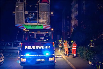Nächtlicher Feuerwehreinsatz wegen eines Brandes in einem Wohnblock in der Lößnitzer Schillerstraße.