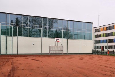 Der Bolzplatz ist fertig – im Hintergrund die neue Sporthalle und rechts die Grundschule.