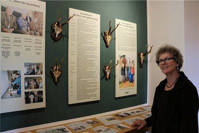 Ursula Klebert zeigt die Jubiläumsecke, die anlässlich des 20-jährigen Jubiläums der Natur- und Jagdausstellung im Schloss Leubnitz errichtet wurde.