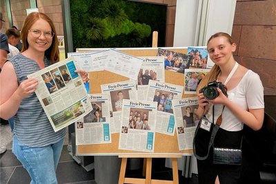 Jeanette Perske und Telina Leonhardt zeigen am Stand der „Freien Presse“, wie die Seite 1 der Zeitung entsteht.