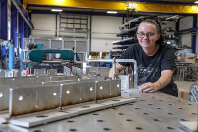 Keine reine Männersache: Die 19-jährige Sarah Dittmar wird derzeit in der Metallbaufirma Maltitz zur Metallbauerin (Fachrichtung Konstruktionstechnik) ausgebildet.