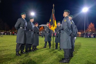 Auf dem Sportplatz am Mittweidaer Schützenplatz fand am Abend das feierliche Gelöbnis von rund 140 jungen Soldaten des Panzergrenadierbataillons 371 statt.
