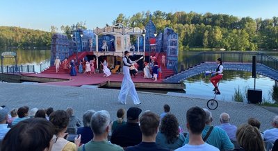 Von den Aufführungen der Operette "Der Graf von Luxemburg" auf der Seebühne profitierte auch die Schifffahrt der Talsperre. 