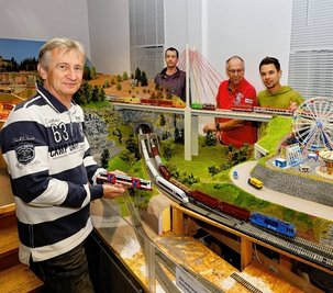 Reiner Sieber, Matthias Schröder, Günter Gützold und Philipp Meyer (von links) an der H0-Anlage ihres Vereins.