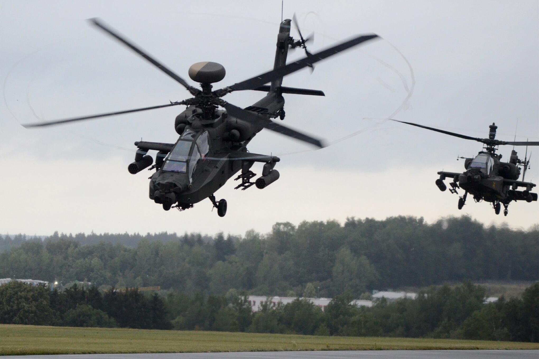 Mehrere US-Militärhubschrauber fliegen über Chemnitz