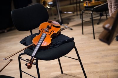 Instrumente und Räume gibt es bei der Musikschule Vogtland. 