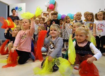Mit einem bunten Musikprogramm begrüßten die Kinder die ehemaligen Erzieherinnen in ihrer alten Wirkungsstätte.