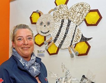 Jacqueline Weißbach aus der DRK-Kindertagesstätte "Mischka" vor der von ihrer Bienchengruppe geschaffenen Biene.