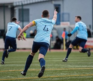 Motor-Kapitän Pierre Bauer und seine Teamkollegen drehen beim Gipfeltreffen in Großenhain zum Jubeln ab. Obwohl dem 2:1-Führungstreffer noch der Ausgleich folgte, waren die Marienberger zufrieden. 