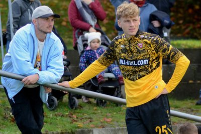 Louis Schmidt (Spieler des VfB Auerbach) unterhält sich hier vor Spielbeginn mit Jonas Oehmichen, mit dem er früher gemeinsam in Dresden spielte.