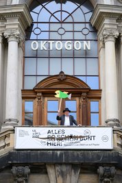 John zufolge bezieht sich der Protest nicht auf seine Arbeit, sondern auf seine Person. 