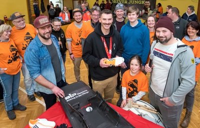 Axel Jungk mit seinen Brüdern Robert (l.) und Felix. Im Schlepptau hatte der Olympia-Held auch seinen Schlitten. Den Gästen gab er einen ausführlich Einblick in das Hightech-Sportgerät. Gemeinsam wurde außerdem ausgiebig gefeiert.