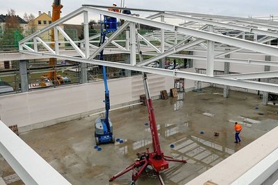 Hier installieren die Mitarbeiter einer ortsansässigen Metallbaufirma gerade die insgesamt 49 Tonnen schwere Dachkonstruktion. 
