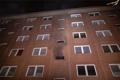 Das Treppenhaus in dem Gebäude in Lößnitz war durch das Feuer bereits stark verraucht.