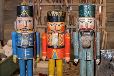Alte Nussknacker aus der Werkstatt Füchtner (v. l.) dienen als Vorbilder: ein Husar aus der Zeit um 1895, ein König von 1920 und ein Förster, der um 1930 entstanden ist. 