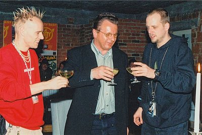Der langjährige Tivoli-Chef Roland Säurich (Mitte) legte, genau wie seine Frau Rommi, großen Wert auf die Betreuung der Bands, hier mit Smudo (r.) und Thomas D. (l.) von den Fantastischen Vier am 8. März 1997. 