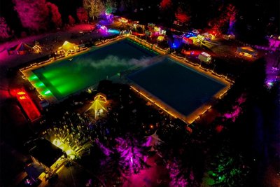 Das Drohnenbild zeigt das Festivalgelände bei Nachtbeleuchtung.