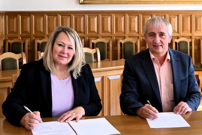 Conny Wiegand und Axel Markert unterzeichnen den Vertrag zum Glasfaserausbau.