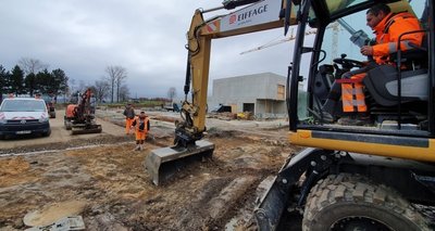 Es geht voran: Vor dem Grundschulneubau entsteht eine Buswendeschleife mit Wartehäuschen. 