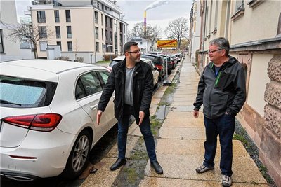Um mehr Stellplätze an der Rudolf-Liebold-Straße zu schaffen, schlagen Olaf Poley (l.) und Thomas Frenzel vor, dass Autos hälftig auf dem Gehweg parken. So würde die Fahrspur breiter und an der gesamten Straße könnte geparkt werden. 