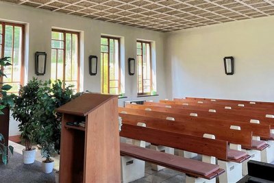 Sauber und ordentlich, nur reichlich antiquiert erscheint die Feierhalle auf dem Friedhof in Grünhain.
