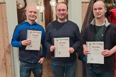 Die drei Erstplatzierten erneut unter sich: Jan Friedrich (M.) gewann das diesjährige Weihnachtsblitzturnier vor Marcel Gehmlich und Robert Wetzel (r.).