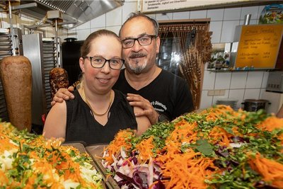 Nach 16 Jahren Döner-, Dürüm-, Salat- und Ofenkartoffelverkauf in den Kolonnaden kehren Muzaffer ("Cino") und Tina Gökcen Deutschland den Rücken. 