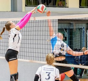 Hormissen-Kapitänin Tina Bieligk (l.) und die Freibergerin Linda Schreiter duellieren sich am Netz. Die Gäste boten dem Favoriten aus Hormersdorf ordentlich Paroli, zogen aber dennoch den Kürzeren. 