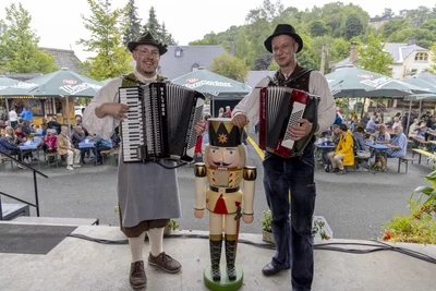 Robby Schubert (links) und Jörn Heinicke unterhielten auf der Bühne in passender Dekoration das zahlreich erschienene Publikum mit erzgebirgischen Liedern.