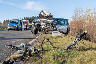 Ein Fiatfahrer (66), der am Samstagmorgen einen schweren Autounfall auf der S 299 bei Treuen verursacht hatte, ist seinen Verletzungen erlegen.