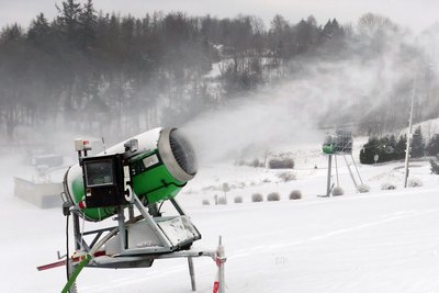 In Augustusburg laufen die Schneekanonen seit Donnerstag.