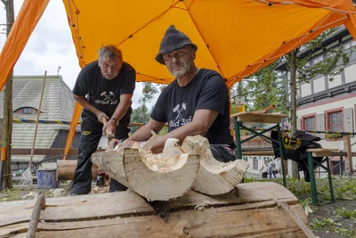 Armin Wagler (links) und Wolf Dittrich vom Bergbauverein Gewerkschaft Sankt Briccius fertigen eine 3,50 Meter lange Dachrinne aus Holz für den Frohnauer Hammer.