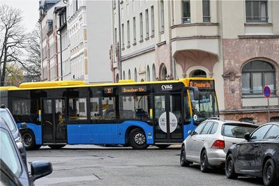 Für Busse wird es im Umfeld der Baustelle Hilbersdorfer Straße besonders in Kurven eng. Autos stehen dicht an dicht. 