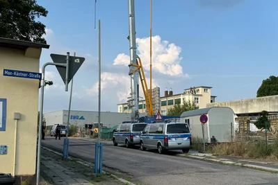 In der Meltzerstraße in Frankenberg standen am Montagabend mehrere Einsatzfahrzeuge der Polizei.