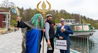 Im April wurde der neue Hafen mit Aufzugsgebäude und breiterer Promenade eingeweiht dazu gab es einen Sketch vom Miskus. 